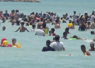 بالصور| آلاف المواطنين بشواطئ السويس في شم النسيم