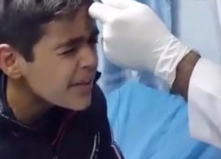 طفل فلسطيني يخضع لعملية جراحية دون تخدير.. ما حقيقة الفيديو؟