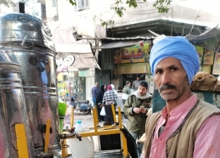 بـ «العمة والصاجات» «محمد» يجوب شوارع الجيزة لبيع التمر هندي والعرقسوس