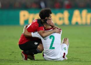 خبير جسد عن احتضان محمد صلاح لـ أشرف حكيمي لاعب المغرب: مواساة وتعاطف