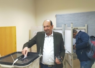 أسامة الشيخ يدلي بصوته في الانتخابات الرئاسية بلجنة المغتربين