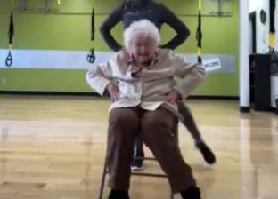 بالفيديو| عجوز عمرها 93 عاما تمارس الرياضة في "الجيم"