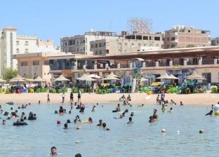 هروب المواطنين من حر الصيف للشواطئ العامة بالغردقة (صور)