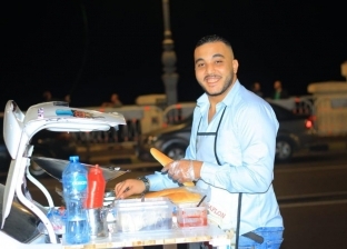 "شاب" يتطوع بسيارته لمساعدة أخيه في مطعم متنقل بالإسكندرية