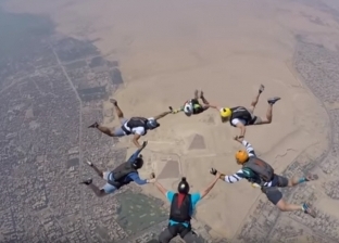 بالفيديو| "القفز فوق الأهرامات".. شباب ينظمون ملحمة بالمظلات فوق سفحها