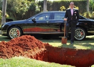 بالصور.. رجل أعمال برازيلي يدفن سيارته الفارهة في حديقة منزله