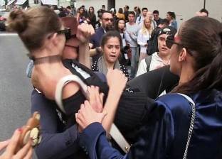 بالفيديو| متحرش يهاجم عارضة الأزياء جيجي حديد.. وترد عليه بضربات متتالية