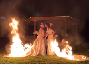 بالفيديو| عروسان أمريكيتان تحرقان ملابسهما أثناء الزفاف