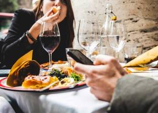"خطر حقيقي ينتظركم".. دراسة تحذر من تناول الطعام في المقاهي