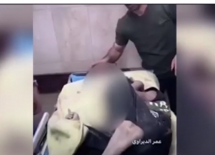 لحظة استشهاد طفل فلسطيني في حضن والده.. مات رافعا سبابته اليمنى (فيديو)