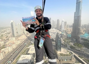 زملكاوي يرفع شعار النادي أعلى قمة برج خليفة: «فرحة الفوز بالدوري نستني الغربة»
