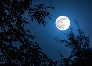 كيف سيبدو القمر الأزرق العملاق في السماء الليلة؟.. ظاهرة فلكية نادرة