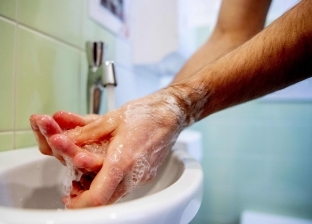 أستاذ صحة عامة تكشف أهمية غسل اليدين باستمرار.. يقي من العدوى