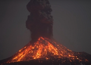 بالفيديو| "ظاهرة ساحرة".. شاهد أضواء البرق في انفجار بركان إندونيسي