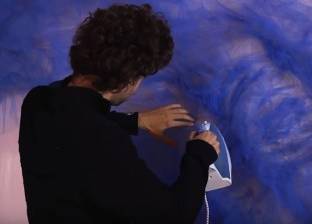 بالفيديو| فنان يستخدم المكواة في لوحاته