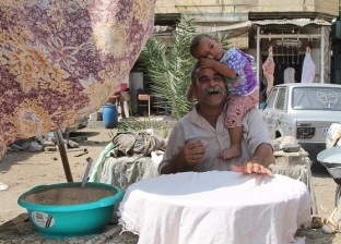 بائع متجول يحمل ابنته على كتفه طوال عمله: ما قدرش أبعد عنك يا «ندى»