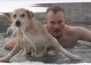 مراسل صحفي ينقذ كلبا من الغرق داخل بحيرة متجمدة «فيديو»