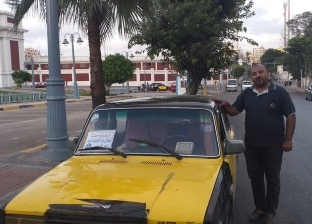 "علي" سائق تاكسي يقدم خدمة التوصيل المجانية للمعاقين وكبار السن
