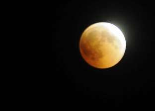 هل الخسوف الكلي وراء ظهور القمر الدموي العملاق؟ «فيديو»