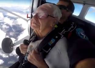 بالفيديو| مسن يحتفل بعيد ميلاده المائة بالقفز من طائرة