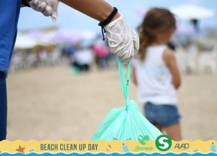بعد انتهاء المصيف.. تنظيف شواطئ الإسكندرية من البلاستيك لحماية البيئة