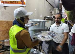 40 فردا قوة متطوعي مائدة إفطار شارع الـ90 بالتجمع.. «مبسوطين بعمل الخير»