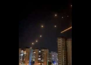 مشهد مهيب.. صواريخ المقاومة الفلسطينية تشعل سماء تل أبيب «فيديو»