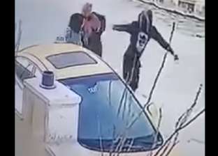«شوّه وجهها».. شاب أردني يعتدي على فتاة أمام رفيقتها بآلة حادة (فيديو)