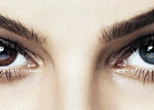 العدسات اللاصقة قد تصيبك بالعمى: تغيير لون العين بتقنية الليزر.. وبتكلفة 150 ألف جنيه
