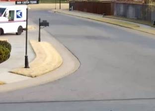 بالفيديو| بعد فقده السيطرة عليها.. سائق يقفز من سيارته ويطاردها