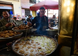 مواطنو الإسكندرية يتجمعون حول عربة الفول بعد النوة: لمة الأكل متتعوضش