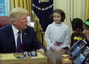 بالفيديو| "ترامب" يوزع الحلوى على الأطفال ويمازحهم