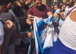 متظاهرون يحرقون علم إسرائيل على سلالم "الصحفيين"