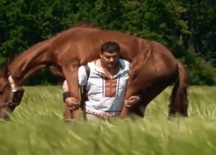 بالفيديو| تعرف على أقوى رجل في العالم.. "يحمل حصان على كتفيه"