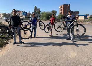 صور.. شباب الزعفران بكفر الشيخ يحتفلون بانتهاء العزل بـ"ماراثون دراجات"