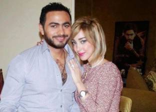 تامر حسني ينشر صورة مع زوجته ويعلق: 
