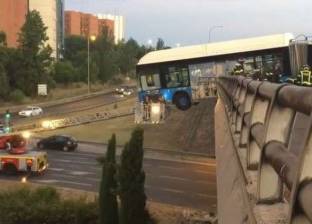 بالفيديو| حافلة تتدلى من حافة جسر في حادثة غريبة بمدريد