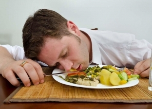 أطباء يحذرون من النوم بعد تناول الطعام مباشرة: يعزز إصابتك بذبحة صدرية
