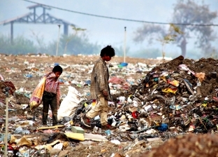طفلة بحثت عن "لقمة العيش" في أكوام القمامة فانهارت فوقها في الهند