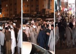 بالفيديو| حجاج يمارسون شعائر "غريبة" في أحد شوارع مكة