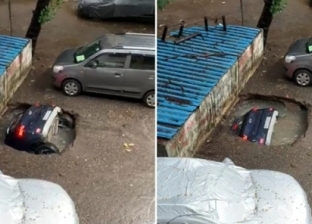 حفرة تبتلع سيارة بالكامل داخل موقف بالهند «فيديو»