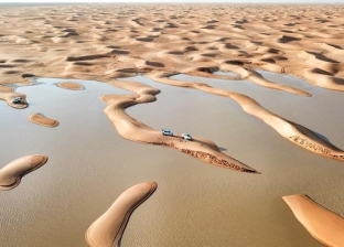 قوارب تبحر وسط الصحراء في السعودية