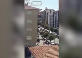 بالفيديو| شاب أراد النوم في الهواء الطلق أعلى البناية فسقط أثناء نومه
