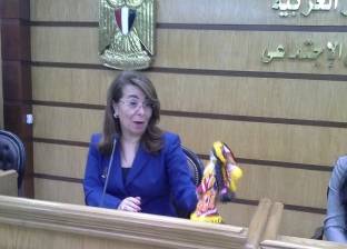 عارضة تهدي وزيرة التضامن فانوس "مصري" بمؤتمر معرض الحرف اليدوية