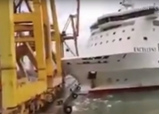 بالفيديو| لحظة اصطدام سفينة برافعة ونشوب حريق في ميناء برشلونة