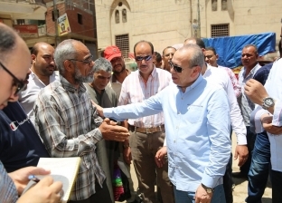 محافظ كفر الشيخ يستمع لمشاكل الأهالي في الشارع: "طلباتكم على رأسي"