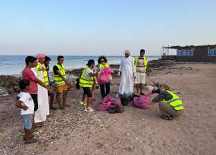 مصريون وأجانب إيد واحدة في تنظيف شواطئ دهب: «البحر بقى زي الفل»