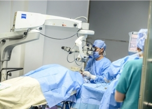 طبيب عيون يحذر من العدسات اللاصقة: مصدر للعدوى والعمى