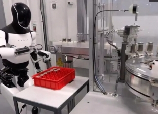 إيلون ماسك يكسب التحدي.. ماذا فعل الروبوت أوبتيموس في مصنع «تسلا»؟ (فيديو)