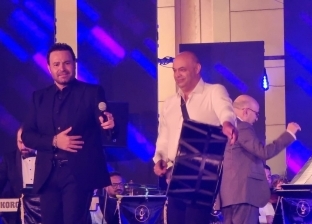 عاصي الحلاني يرقص الدبكة على مسرح مهرجان الموسيقى العربية